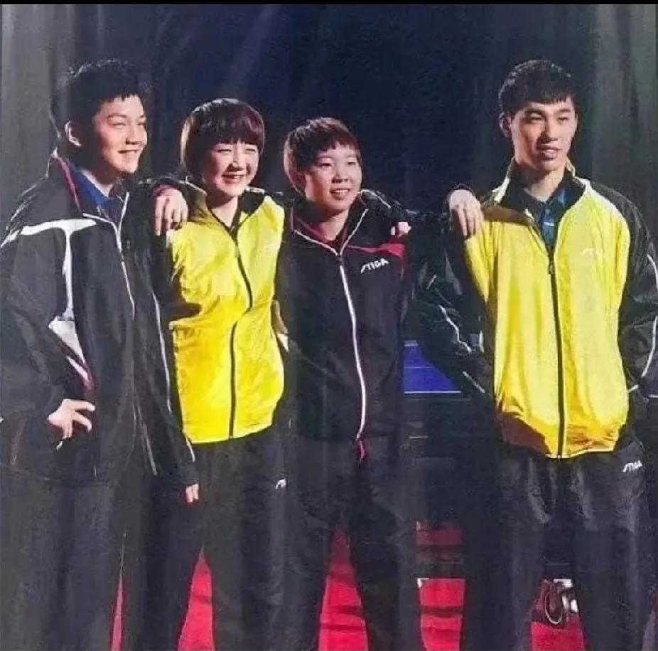家人们谁懂啊！翻到老照片，樊振东、陈梦、朱雨玲、闫安 4 人同框，一下子把回忆拉