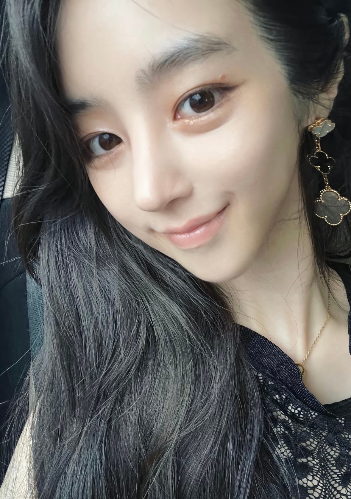 刷到的那瞬间还在想说徐睿知真的好漂亮好漂亮 没想到是博主本人….✨ 