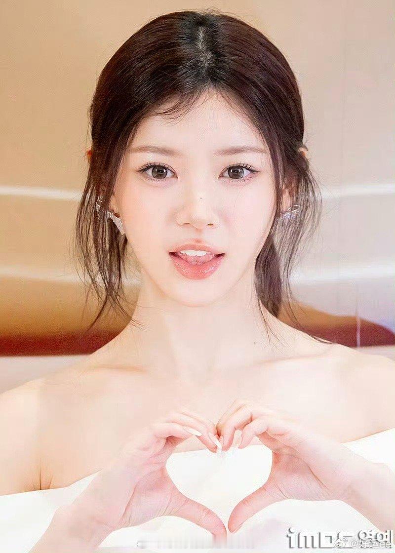 illit moka境萌花×雅诗兰黛 新闻图めっちゃ可愛い🥹 