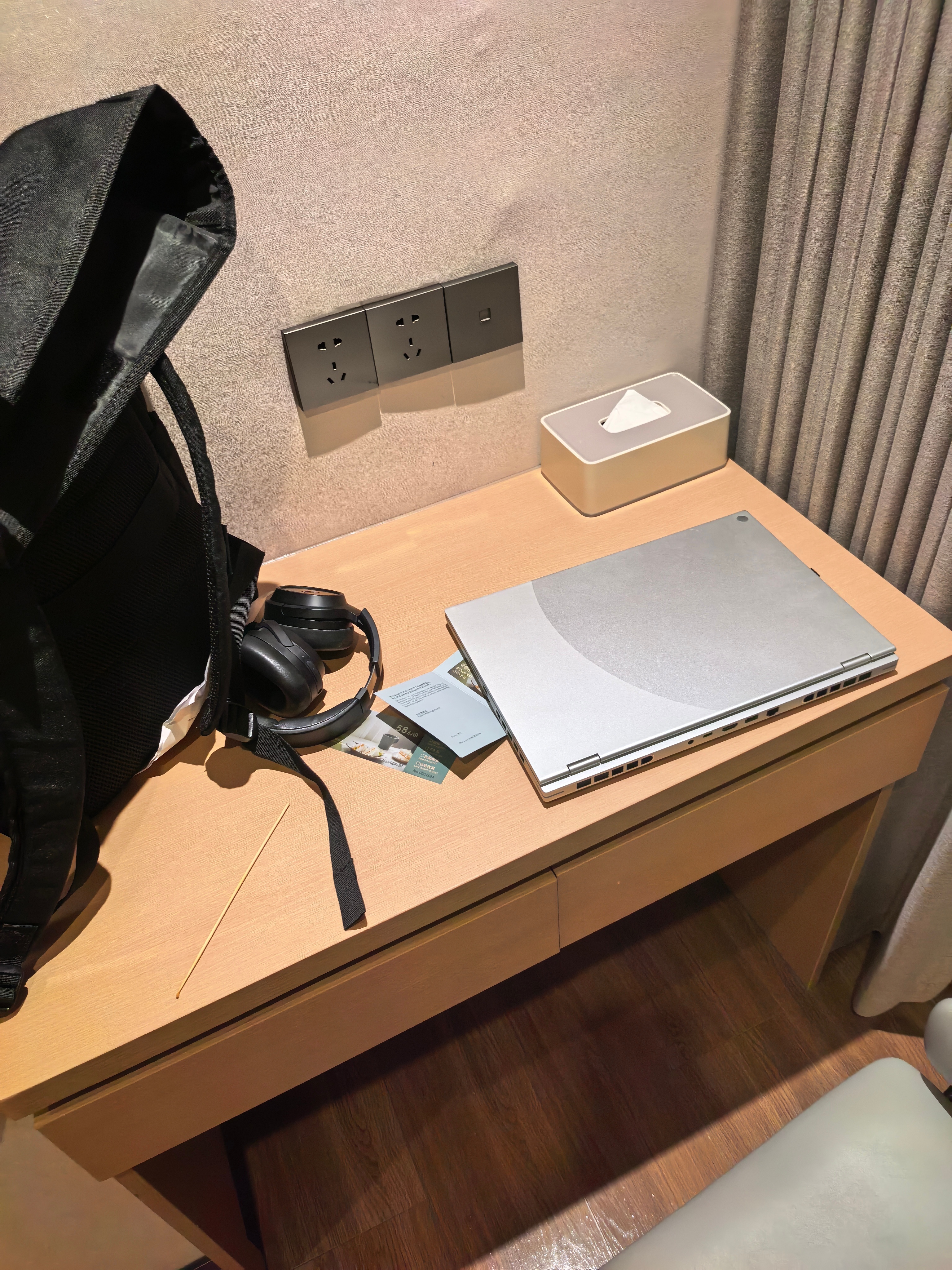 神人我真是，看企鹅直播，我也打算拿出来电脑玩一会，结果发现我光带了一个笔记本，没
