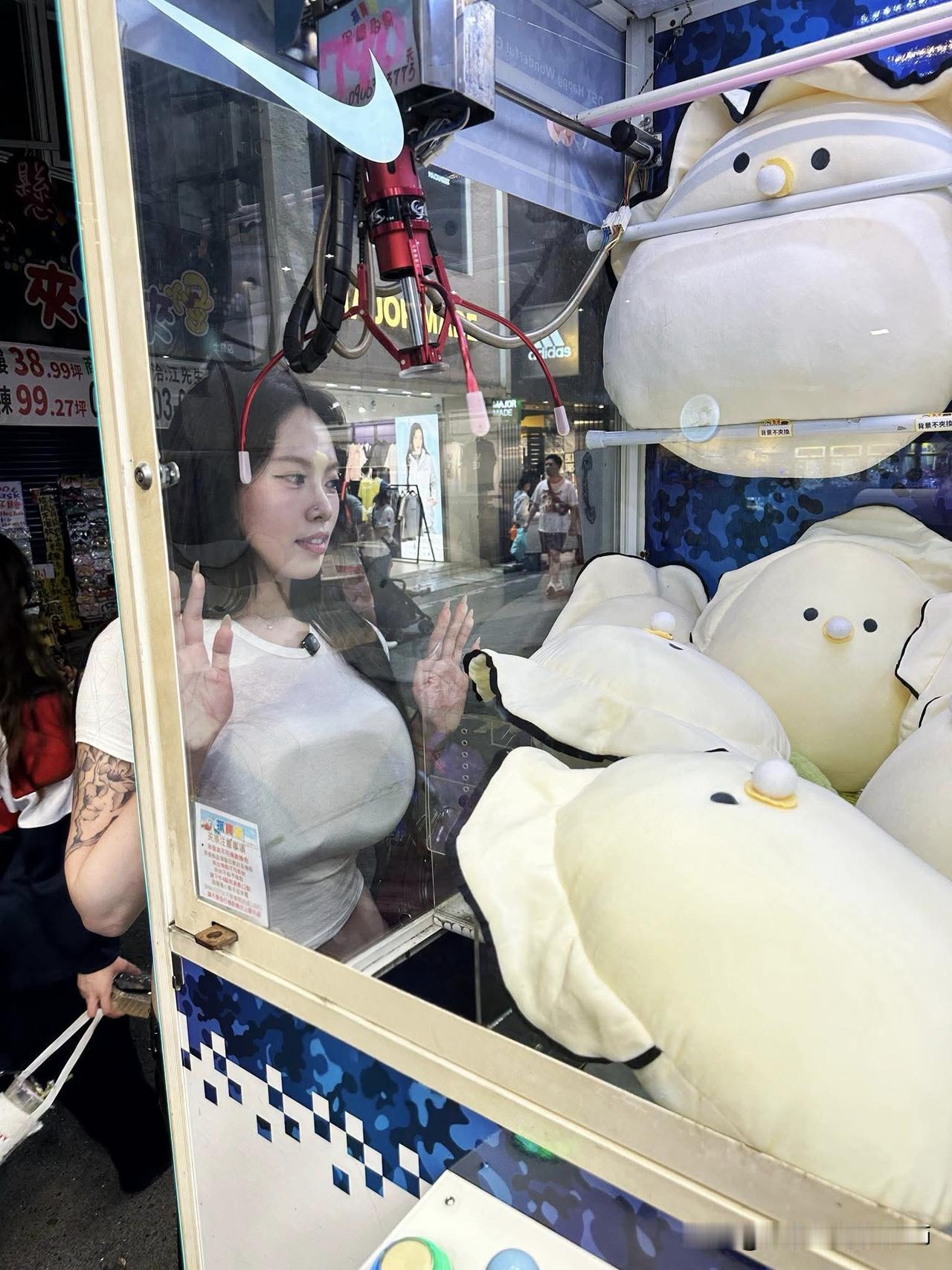 这里分享下一位高人的抓大娃娃实用技巧：
 抓大号娃娃先观察再下手，切忌盲目投币。