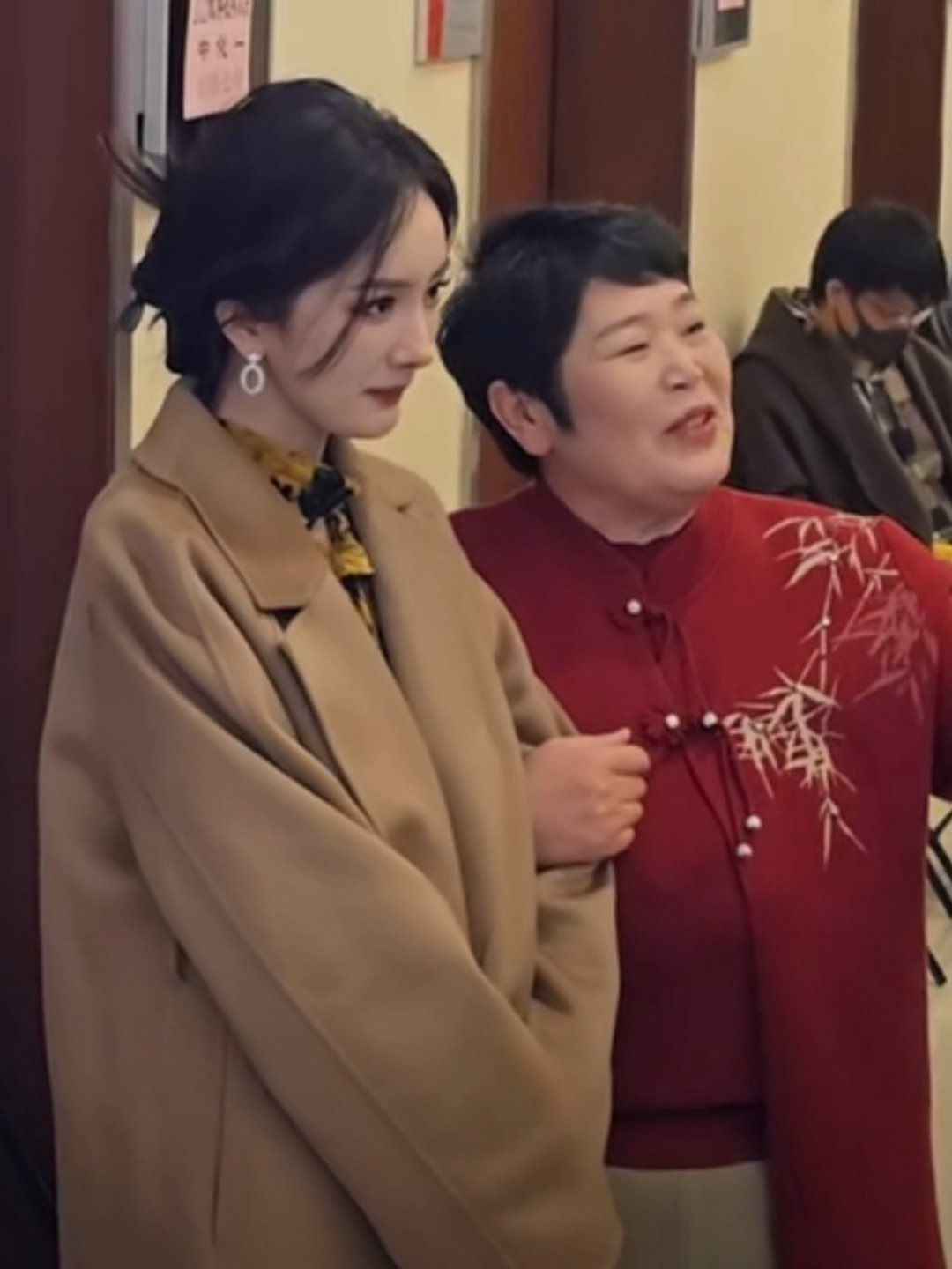 房主任搂着杨幂给女儿录视频 山东脱口秀演员房主任遇到杨幂，激动地攥住大幂幂不放手