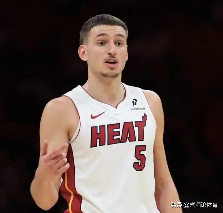 NBA吐槽大会热火的约维奇这个球员挺有意思的，有点小约基奇的感觉又学得四不像。而