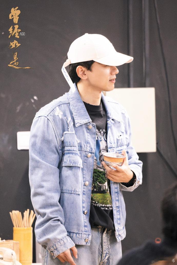 张杰戴鸭舌帽排练照 张杰戴鸭舌帽排练照看起来真的非常的用心了，张杰话剧排练状态也