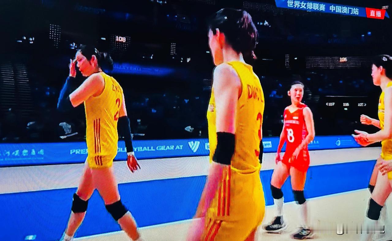 25-23，中国女排拿下第一局！正在澳门进行的女排世联赛中国女排对阵泰国女排的比