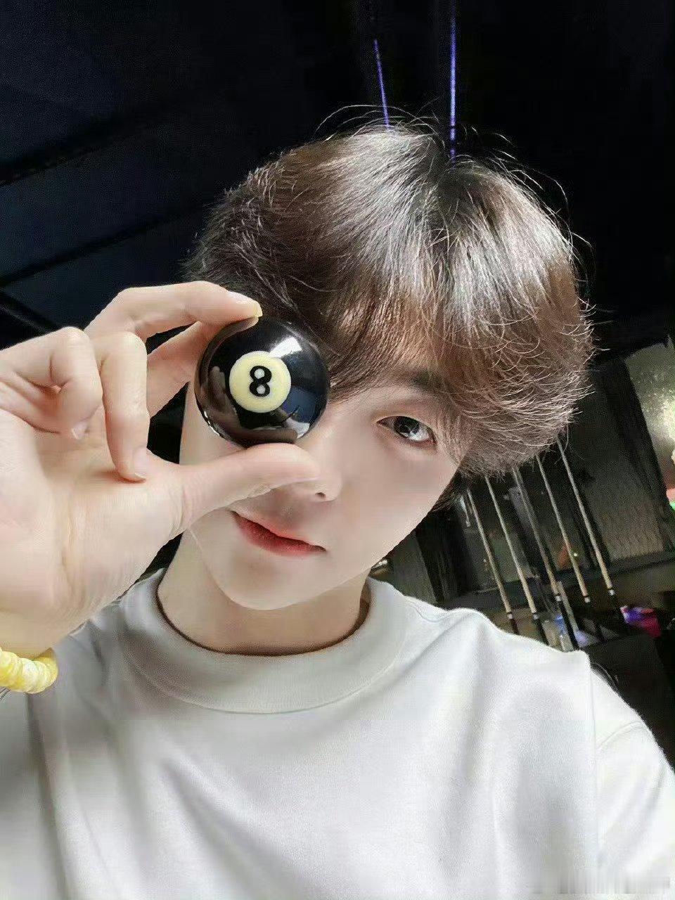 陈立农好会拍人生四格  陈立农的可爱真的是随时随地散发，有一种被酥化了的感觉。会