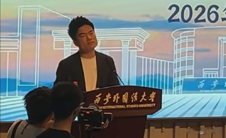 董宇辉真是难得的通透。
他演讲时提到：不能要求每个方面都完美，如果你想在现实世界