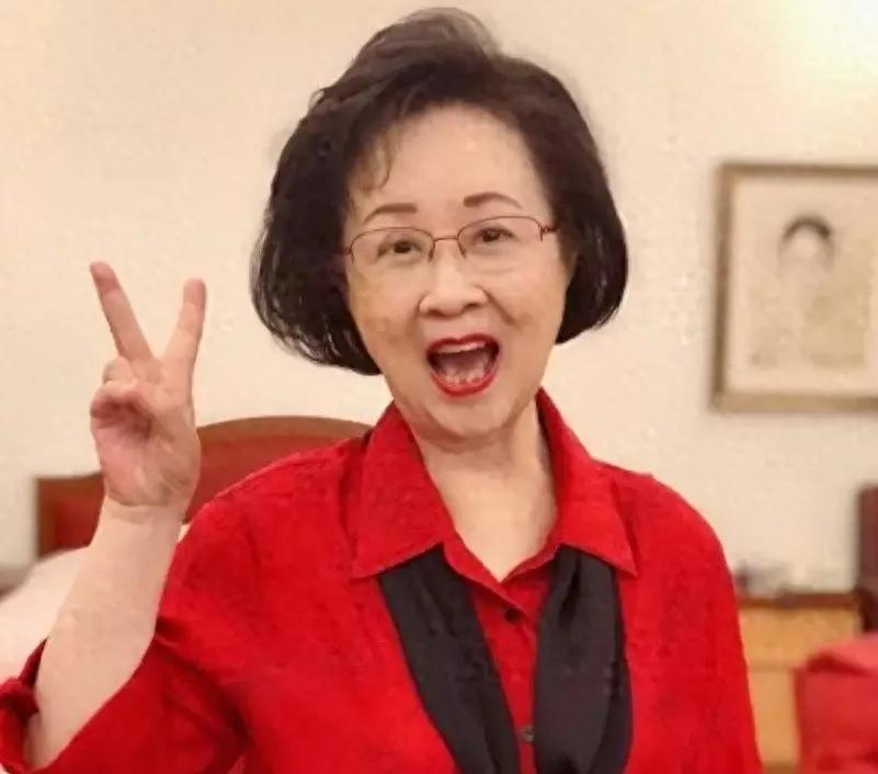 琼瑶生前曾交代后事，愿火化后花葬，回归自然。她以笔绘爱，一生传奇，离世亦求与自然