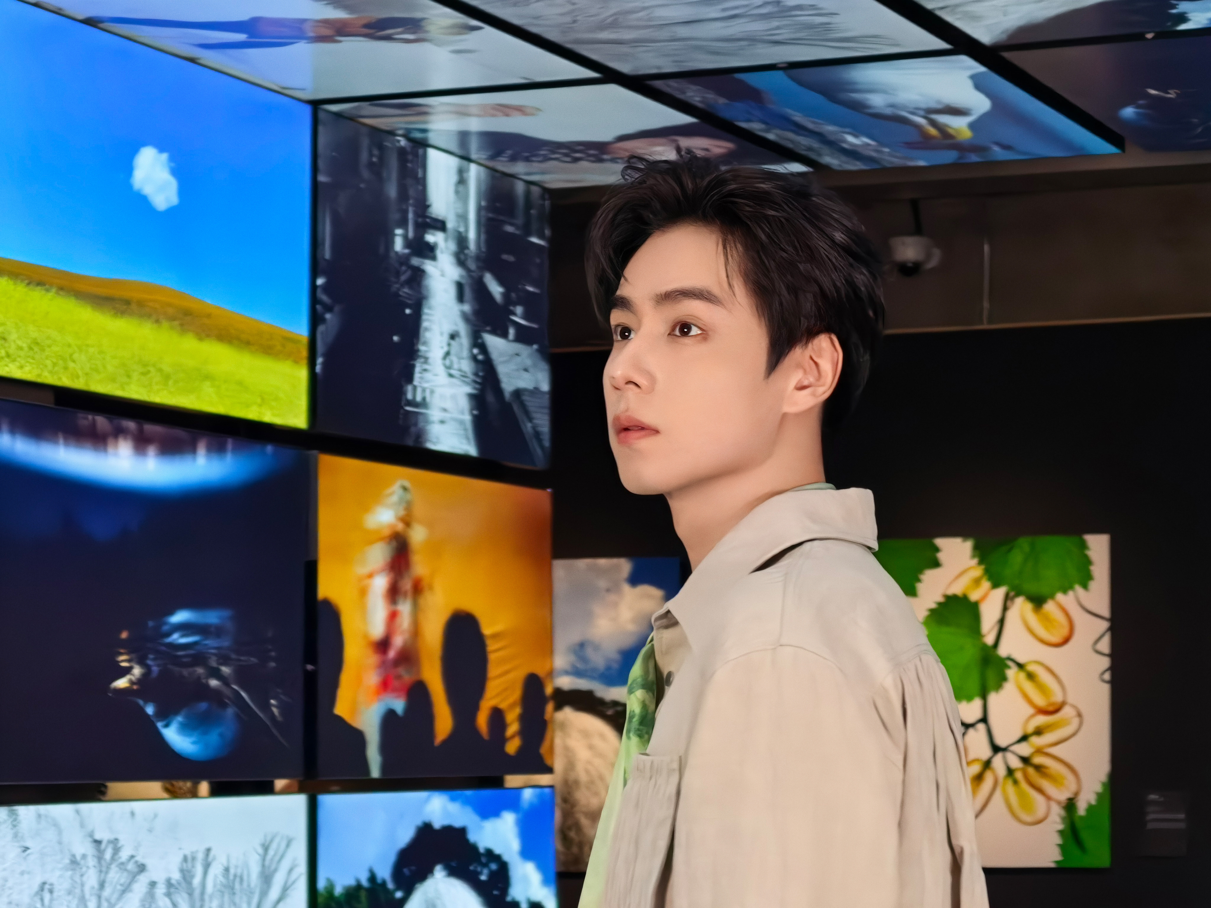 胡一天生日现身影展偶遇胡一天看展胡一天32岁生日当天现身影展，还展出了个人肖像样