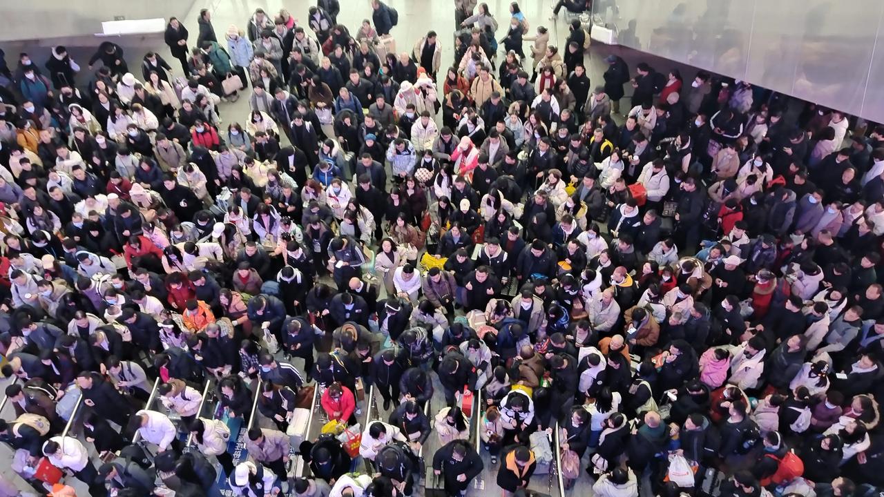 好快啊，蛇年春节还有4天了
祝福大家新春快乐，新年发大财。
  准备离开成都，回