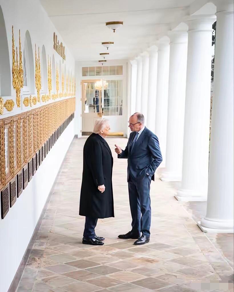 默茨白宫训话特朗普！特朗普垂手而立！身形略显佝偻！神情疲惫！3月3日，在美以空袭