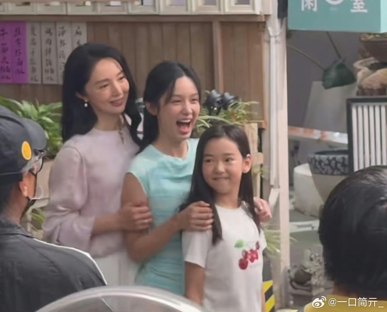 董璇也怀疑周也是自己女儿戏里演母女，戏外长得像，连小酒窝都去客串了周也的童年，这