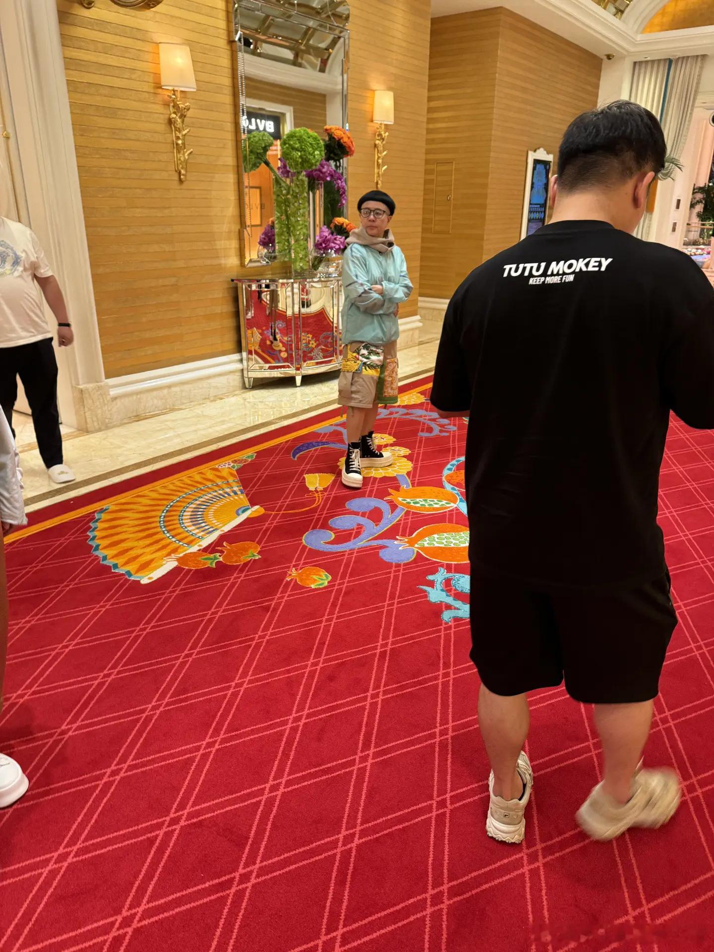 #澳门偶遇金龟子# 网友在澳门永丽皇宫偶遇金龟子 ​​​