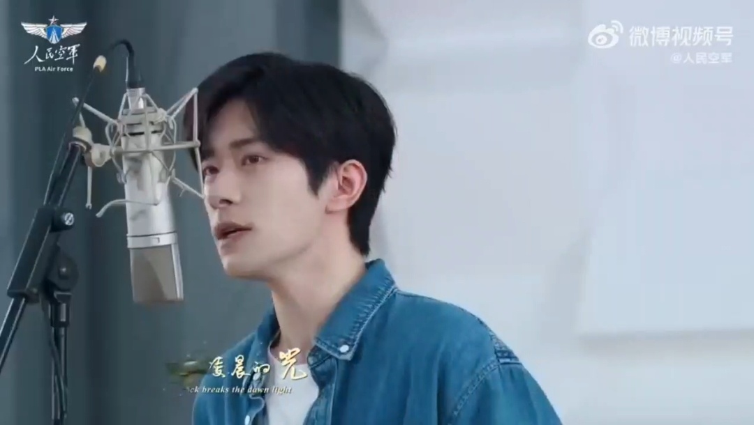 易烊千玺新歌是空军招飞主题曲清朗嗓音搭配热血旋律，易烊千玺演唱《飞行少年团》，歌