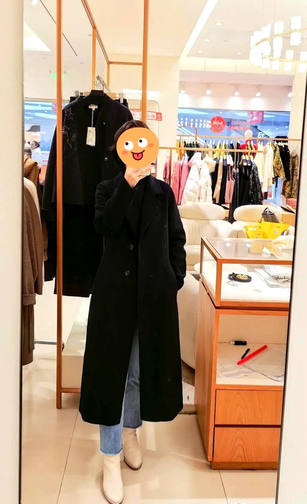 说说这两件大衣吧！
图一，雅莹。

图二，诗篇。
刚足足试穿了半个多小时，还是分