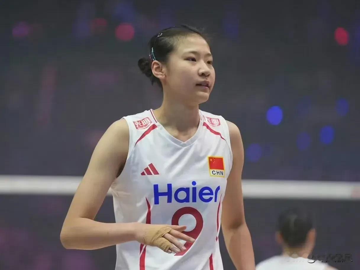 A Superstar is born!
这是国际排联官方直播解说员在昨晚中国女
