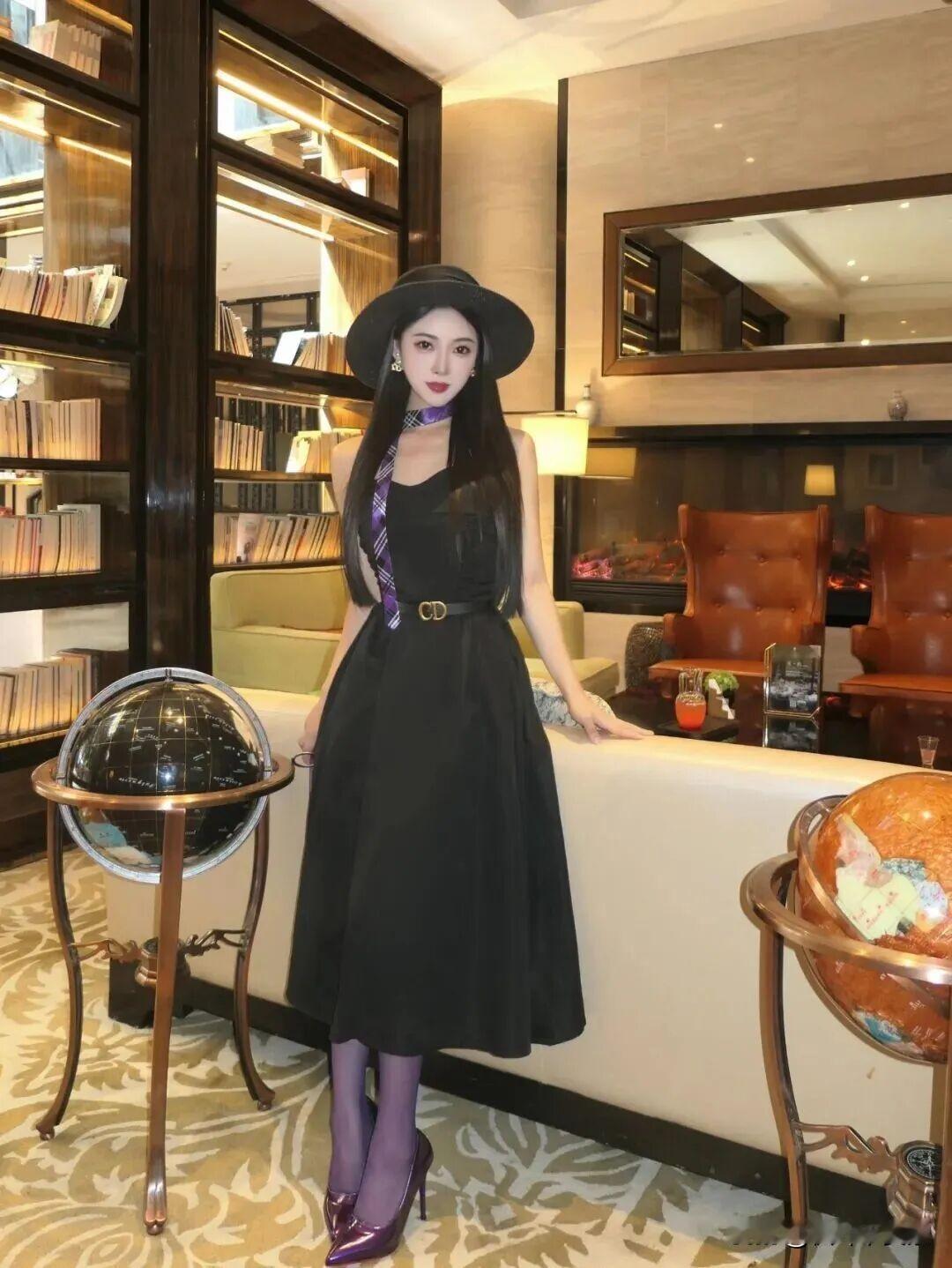枫叶🍁|“黑长裙+丝巾+紫袜+紫高跟”，格外有气质，紫色真的很有韵味紫色高跟穿