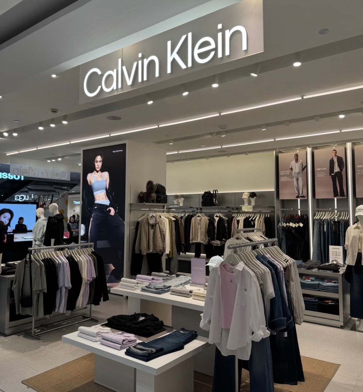 杭州CK门店欠薪一次只发一两百CK门店老员工工龄不被新公司承认 近日，有消息称杭