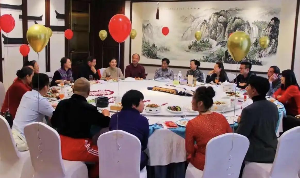 前几天看到小区群里吵架，邻居老张家就因为亲家塞了个大红包，搞得双方都红脸，差点耽