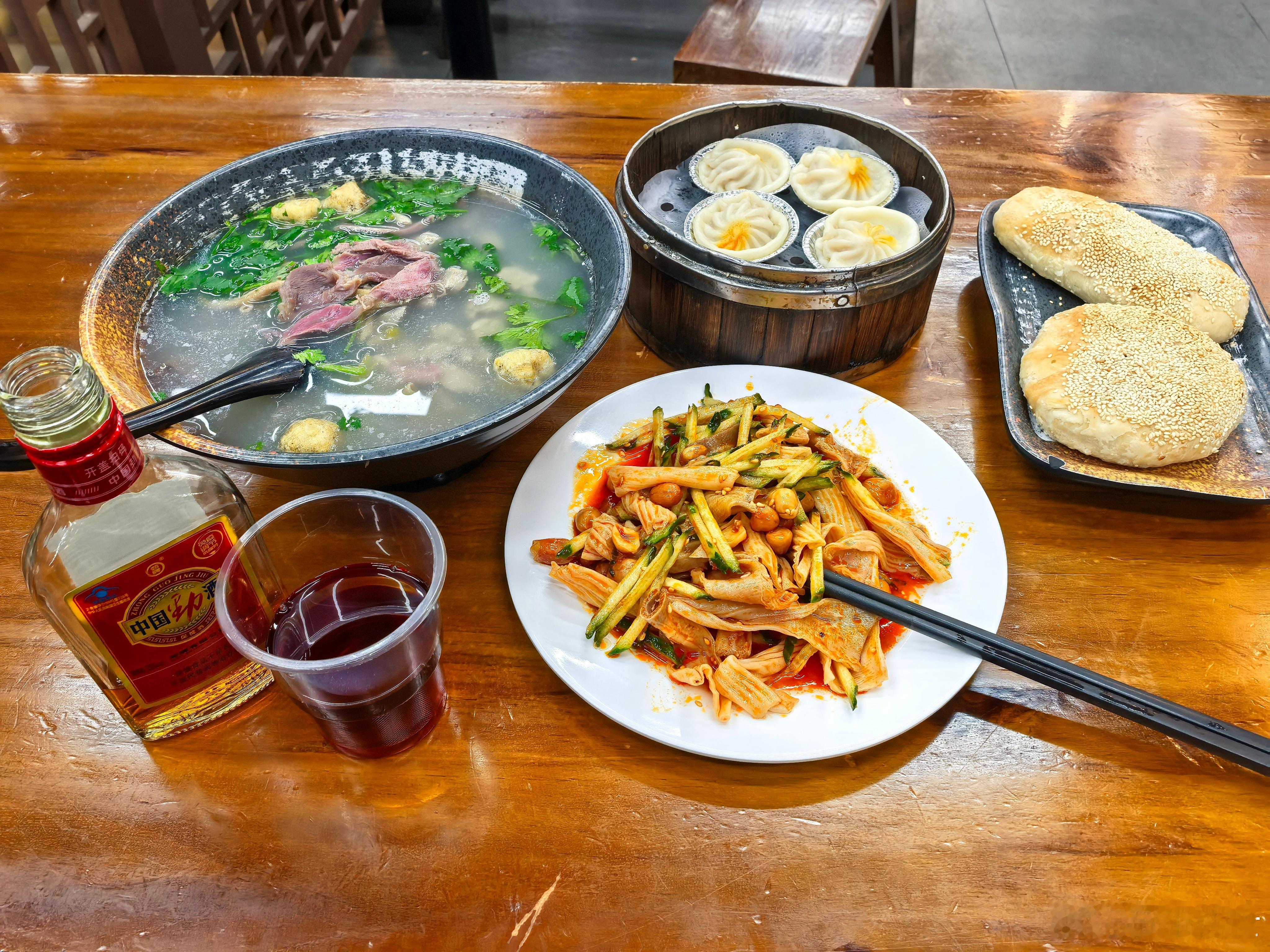 逛了一天，才吃上晚饭，南京的鸭血粉丝汤，还不错。 