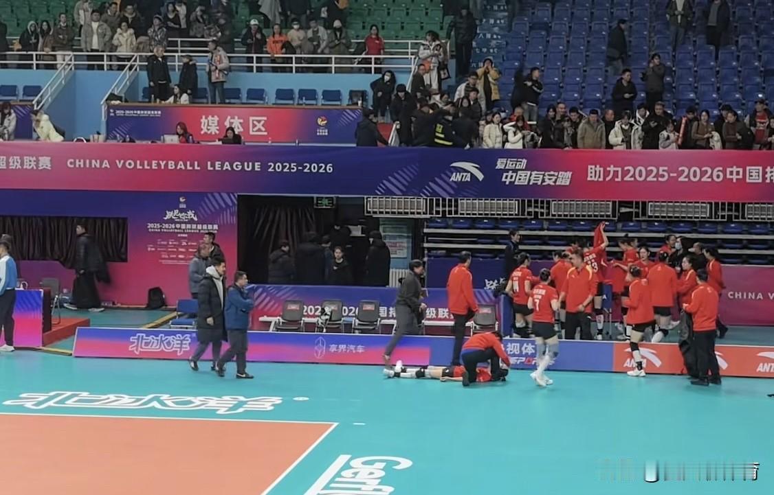 吴梦洁赛后又崩溃大哭了[流泪][流泪]不过这次是因为感冒发烧，不是因为输球，是因