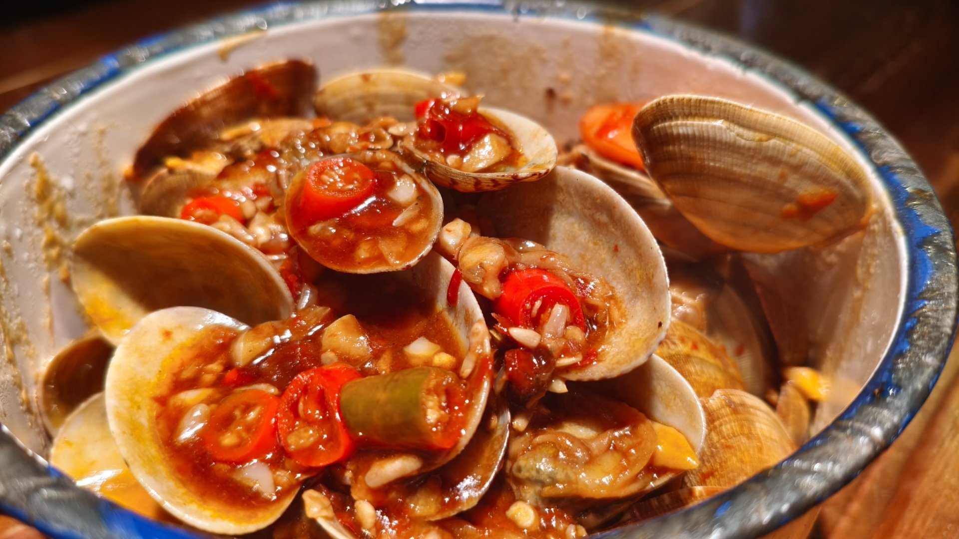 这个老房子，不好吃不好吃也就小青菜，辣椒炒肉还有那个炒饭还好吃些，三杯鸡柴得很，