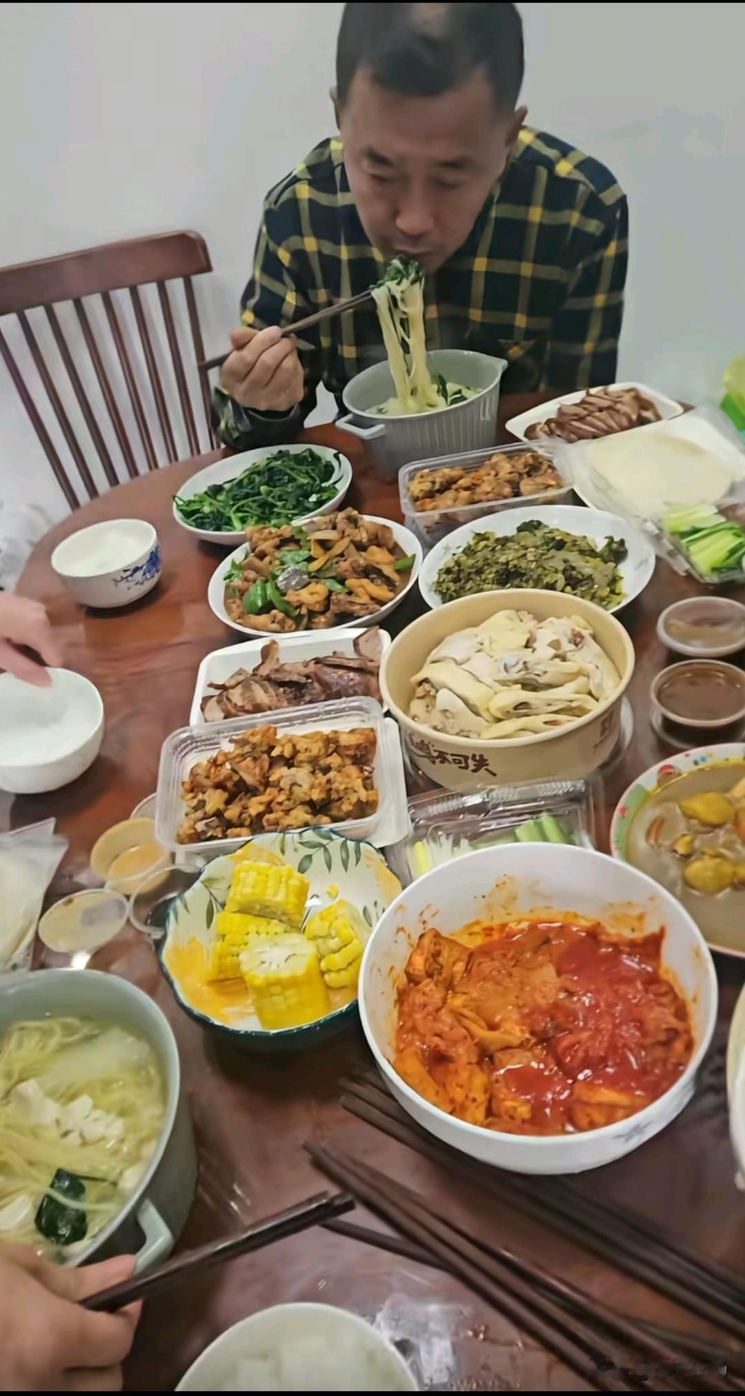 一日三餐太节约了，也好随意。沈巍老师目前寄居在一个主播家中，每天依旧粗茶淡饭，有