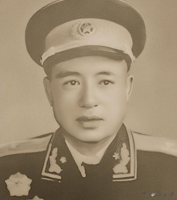 他战功赫赫，却3次被降级，毛主席不忍心，亲自让元帅问他想要啥军衔。
 
这位命运