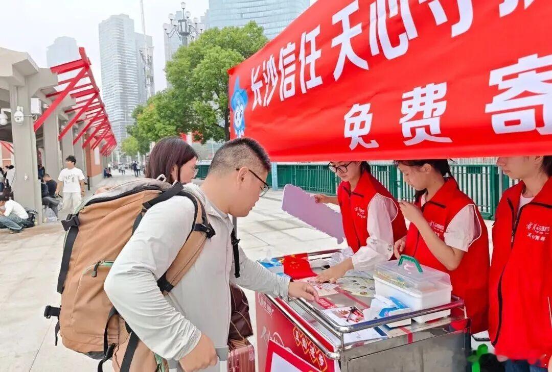 长沙地铁无人行李箱墙又出现了 五一假期最硬核的信任测试！游客把行李箱整齐码在地铁