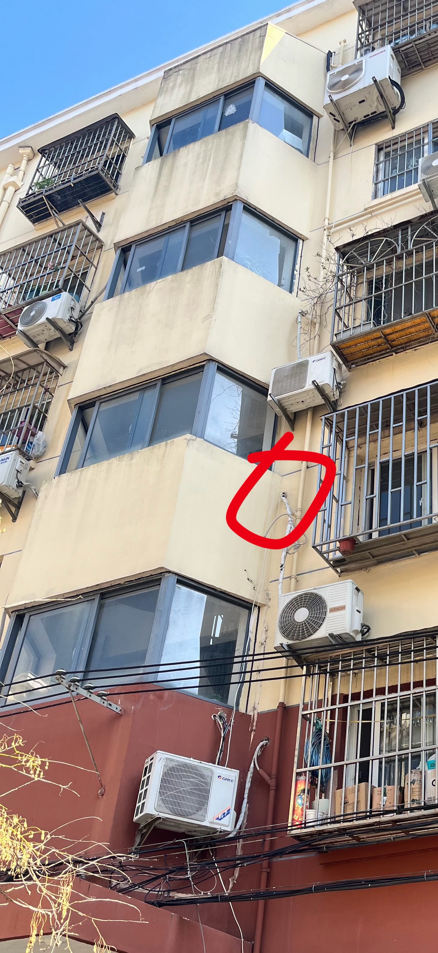 果然人工贵啊……空调外机水管烂了，滴楼下吵到邻居了。本来想几十块钱请个师傅接一下