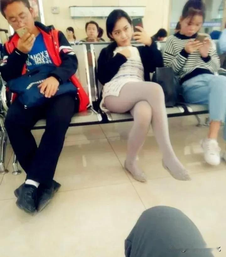旁大哥在看啥？不爱美女