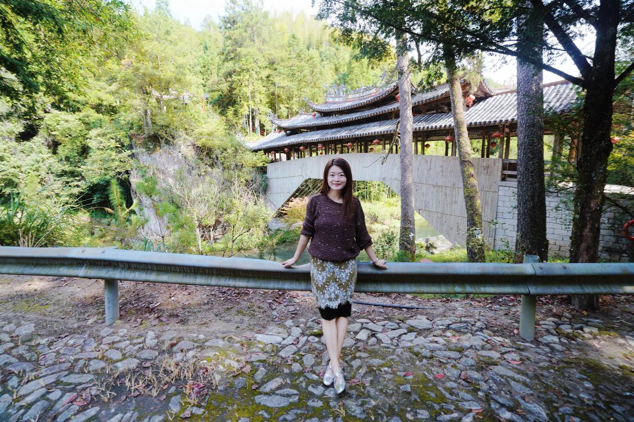 驱车深入泰顺岭北山谷，寻藏在此处的同乐廊桥。
木拱无钉，山风穿廊而过，松木混着青