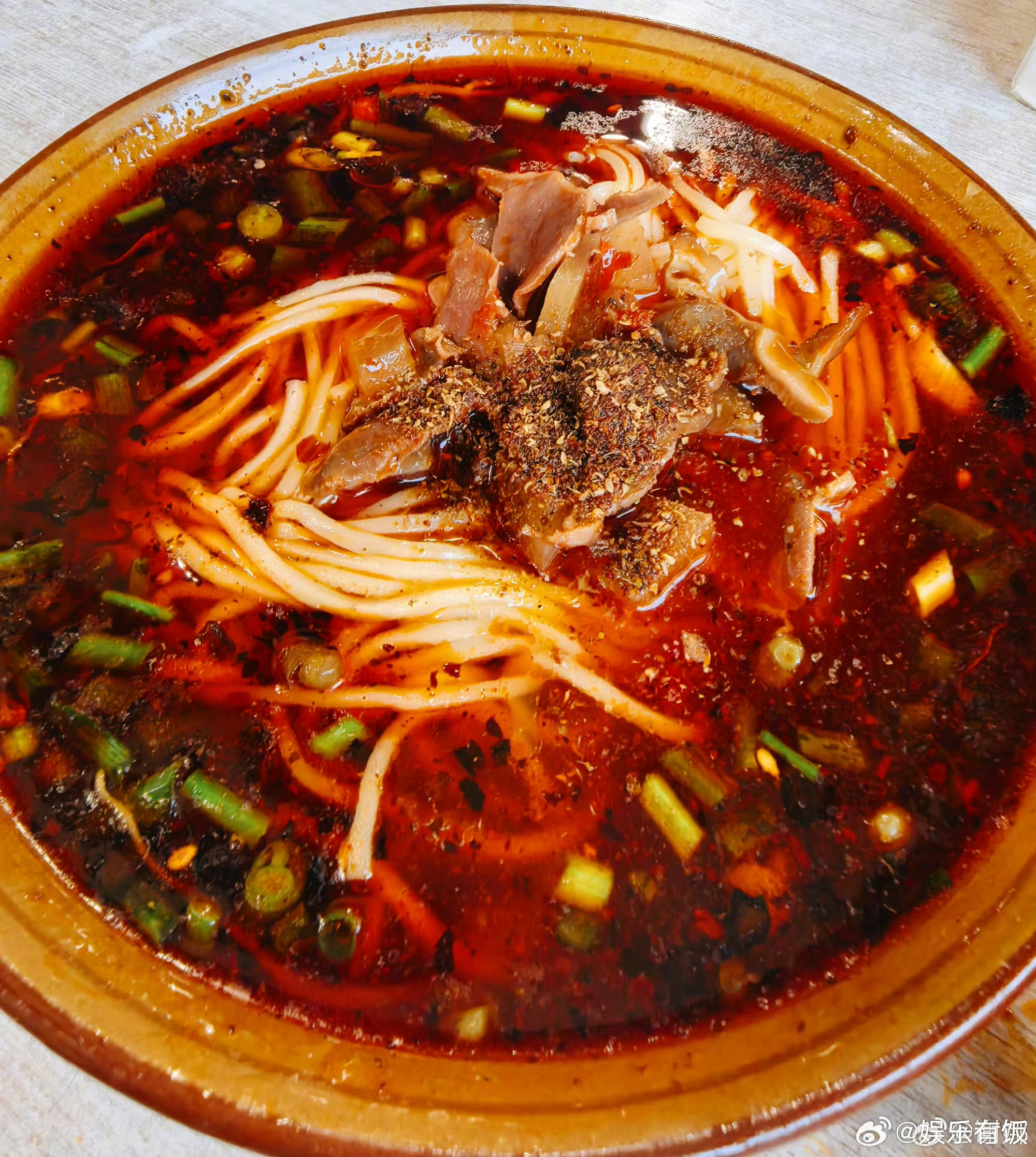 谢娜晒老家学校旁边的面 晒老家学校旁边的面，太香了！看着都流口水了🤤 