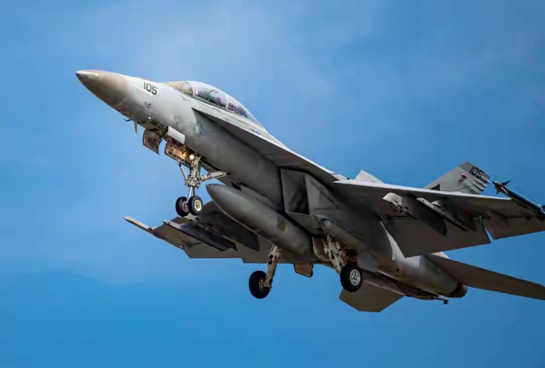 特朗普估计没想到，先等来的不是委内瑞拉投降，美军王牌战机坠毁

又坠机了！美军正