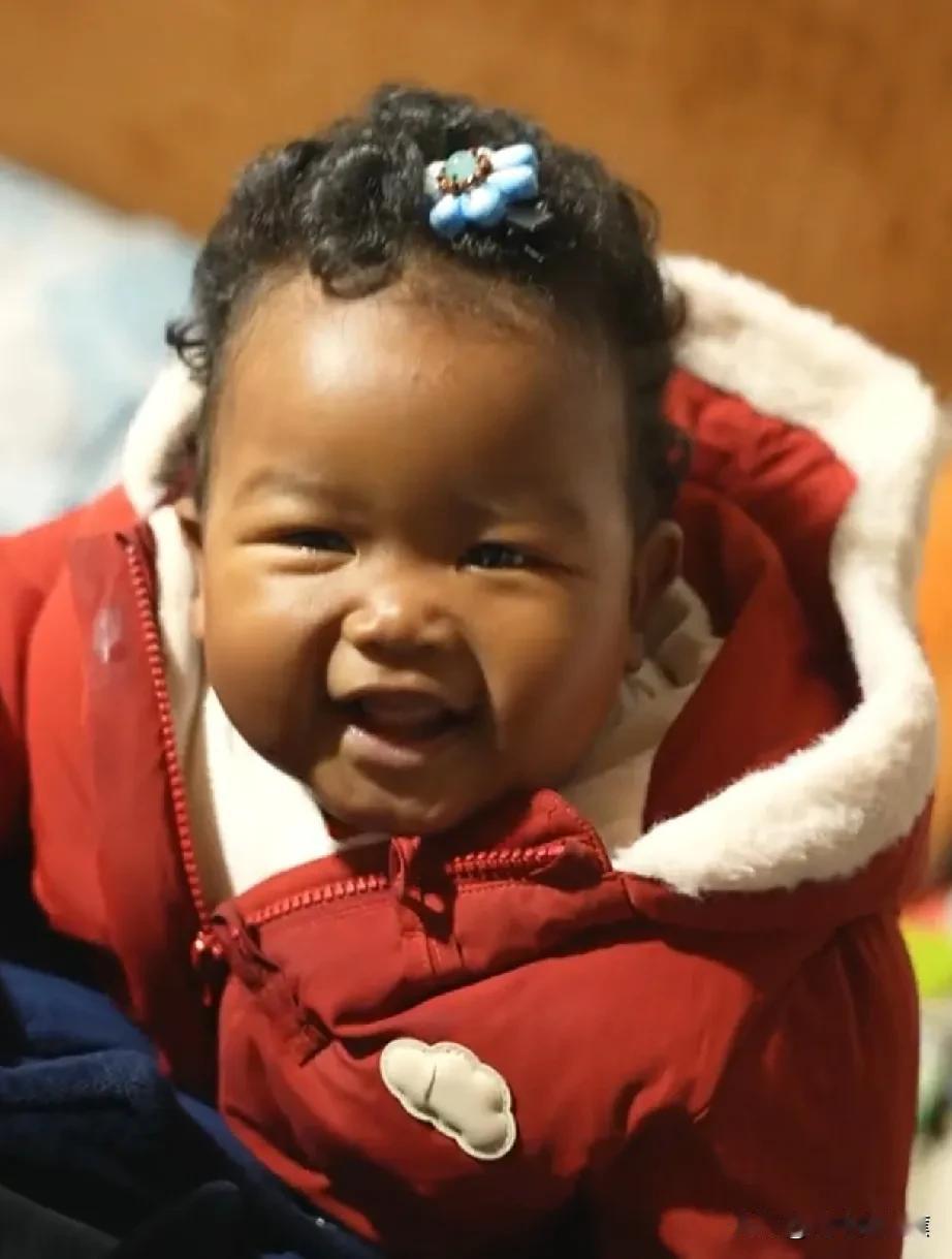 都说肉丝家的乐乐不爱笑，看看人家宝宝笑的多灿烂！
 
当然，不能和拉乌家的凯凯比