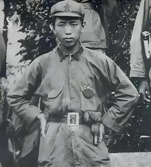 1962年，空军司令刘亚楼缴获一把美式伞刀，把玩时不慎被锋利的弹簧机构划破手指，