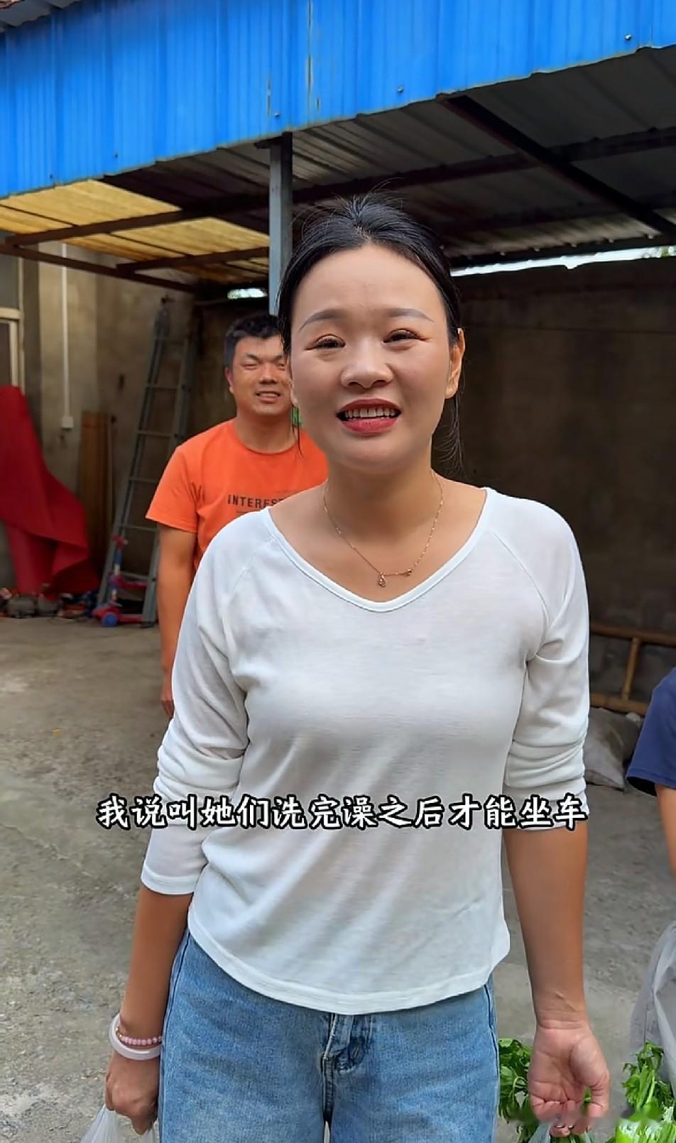 亮哥每次都让宁宁和梦秋洗完澡才可以坐他的车，因为车里空间小，难闻的气味很难散去，