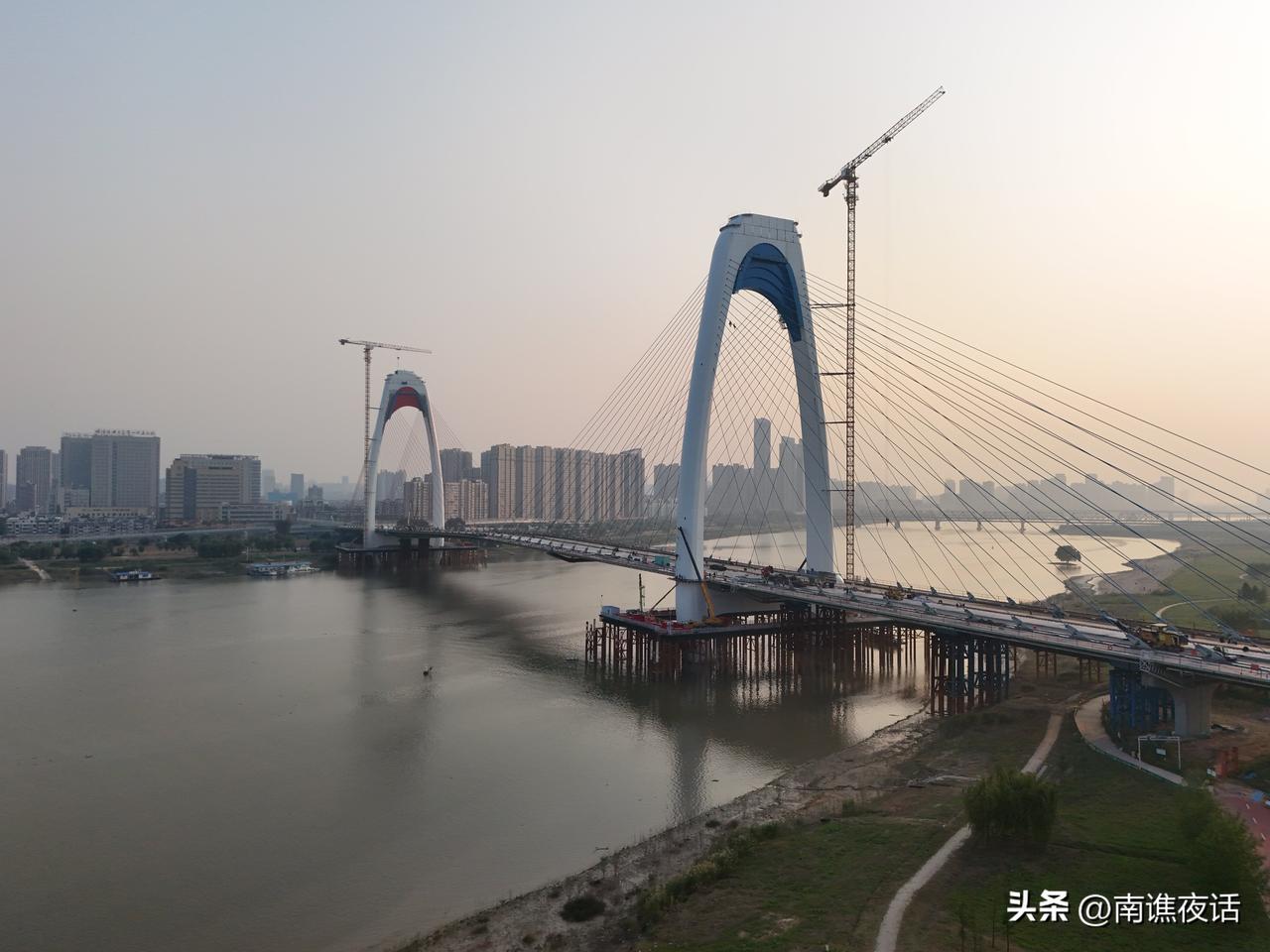 蚌埠在建延安路淮河大桥进展顺利，计划年底通车。最近有市民询问，延安路大桥北延至中