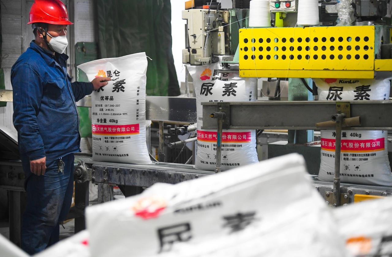 霍尔木兹堵了，

化肥涨价了，

西北的尿素厂却加班了。

这事看着是海上的事，