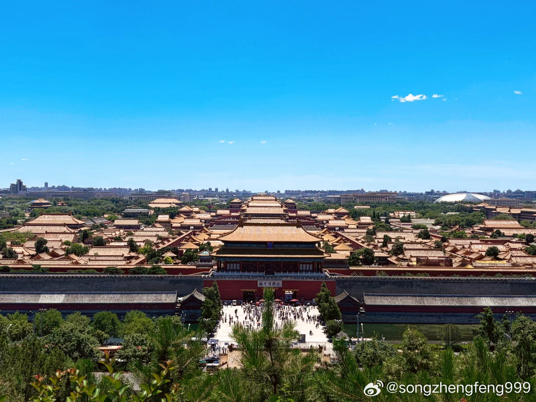 天气能见度超好，站在景山望北京。 摄影