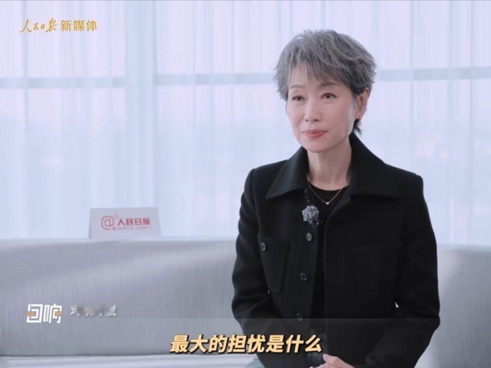 叶童感谢自己迈出乘风这一步叶童接受采访说觉得自己心里有一团火，想去挑战自己，看看