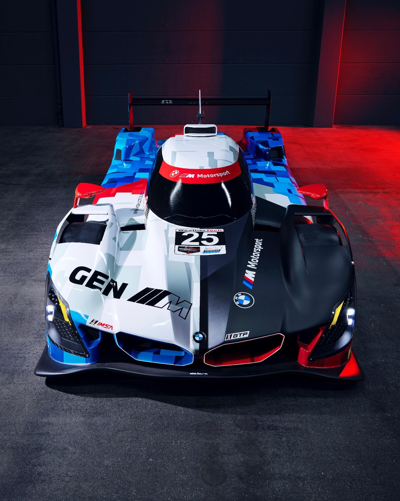 2026赛季宝马IMSA涂装发布，M Hybrid V8空动EVO版本和去年的像