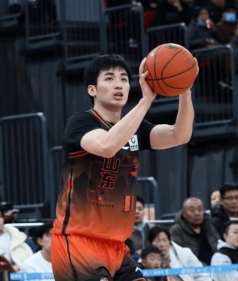 于德豪连进俩三分换谁不吓的一激灵，我承认第二个命中后我直接一个起立。山东的坑挖的