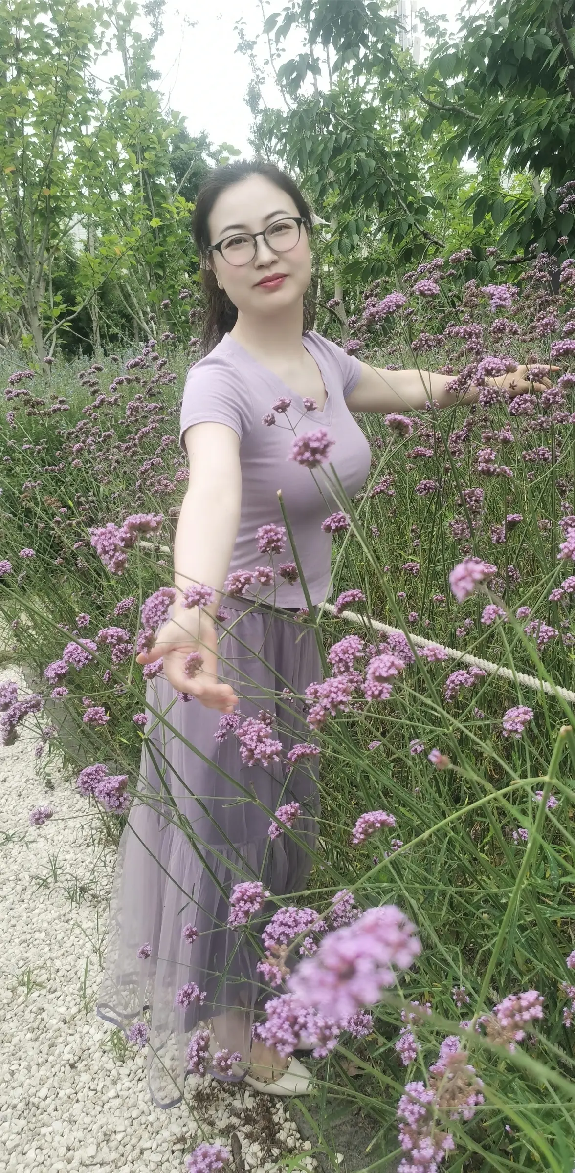 人生五十尚轻狂，鬓微霜，又何妨?听落叶，品梅香。
