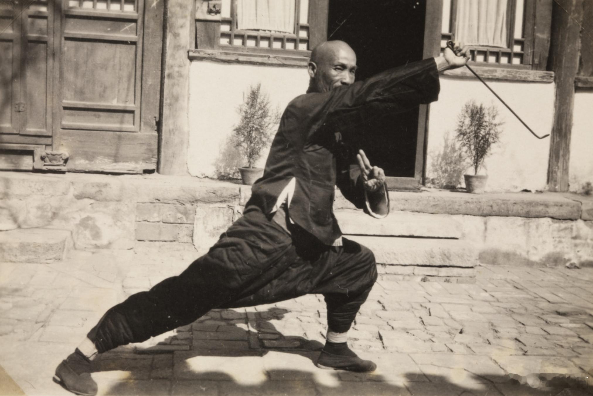 练习太极拳的男子，1920年左右 ​​​
