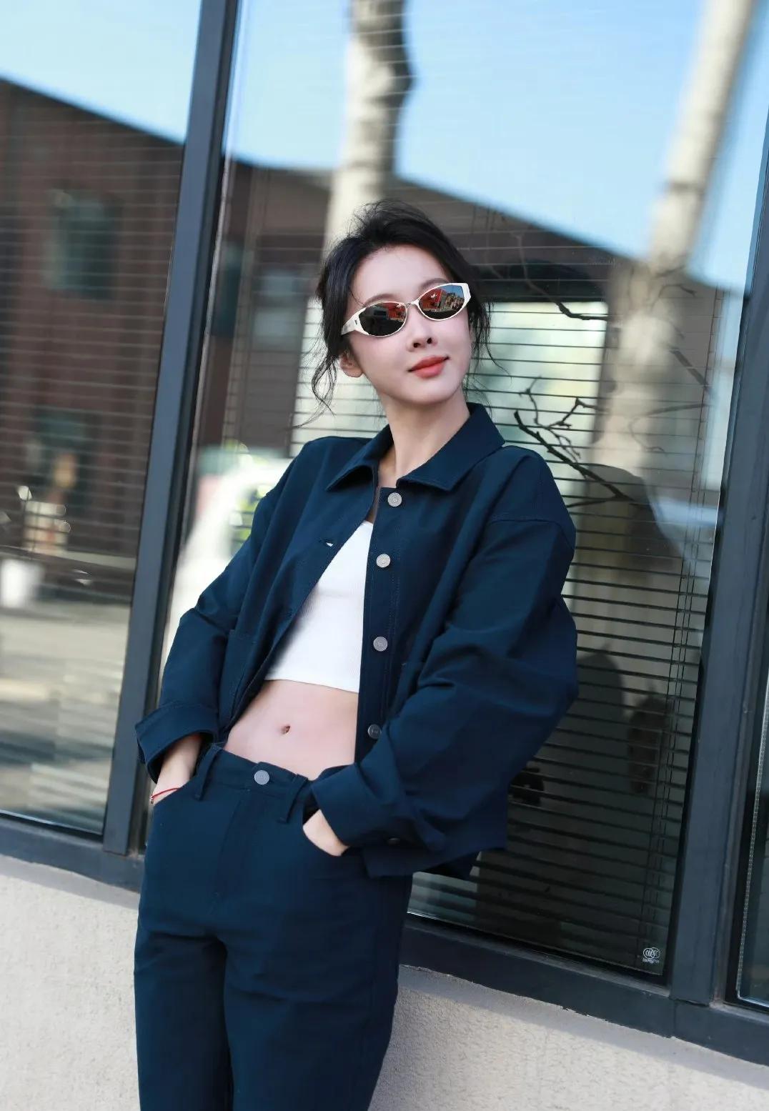 宣璐藏蓝套装太会穿
 
宣璐这套藏蓝套装真的绝！✨
白色内搭+同色系夹克阔腿裤，