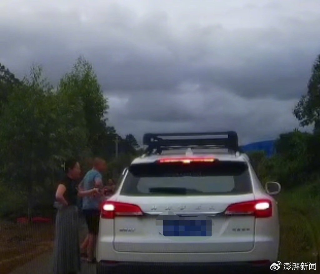 【媒体：民警深夜上门要求道歉并删除视频，是否有依据？】#民警上门要求删视频的监控