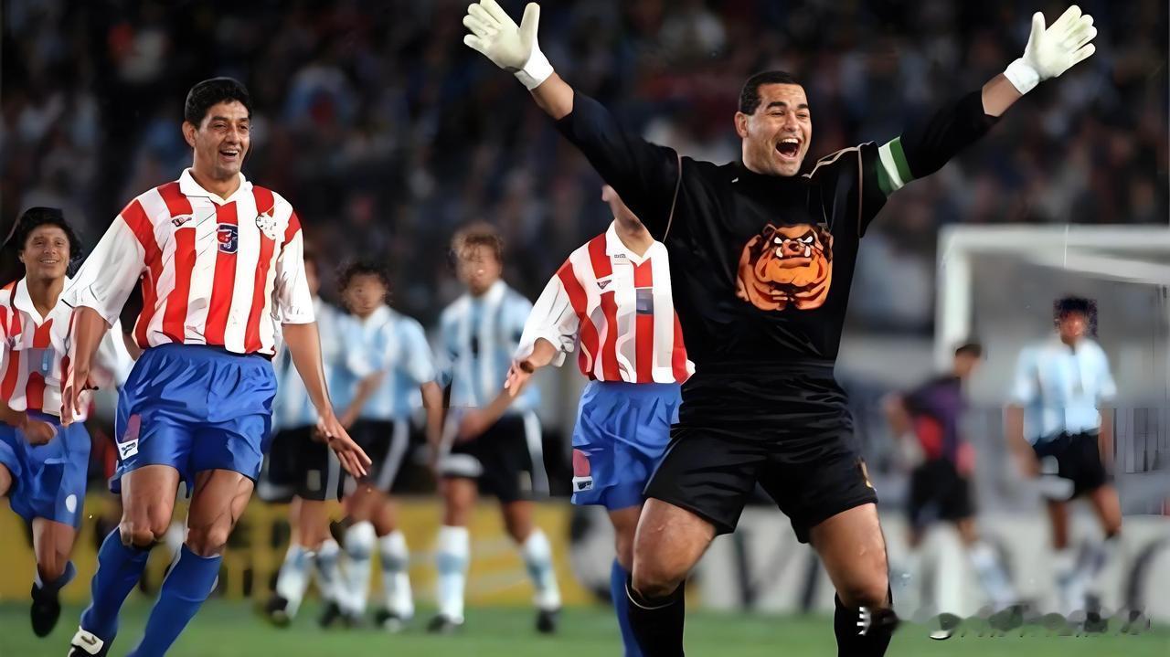 提到足球明星，乌拉圭有苏亚雷斯、卡瓦尼、弗兰。
巴拉圭除了"狂人"奇拉维特，大家