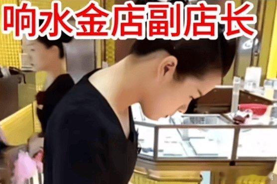 【金店女店长和男子偷情视频流出，网传曝光者系男子妻子】男女相处，感情浓烈时，往往