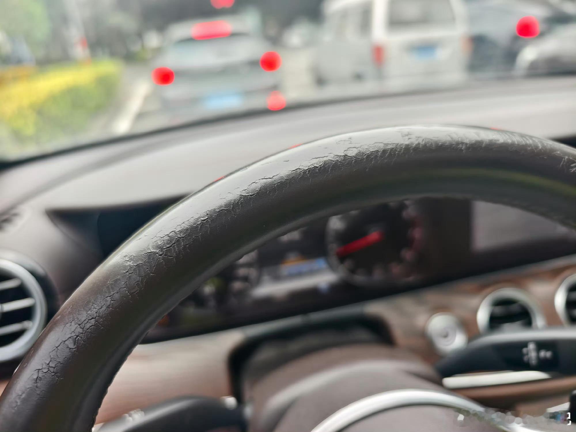 奔驰方向盘重新包个皮，看起来舒服了！ 